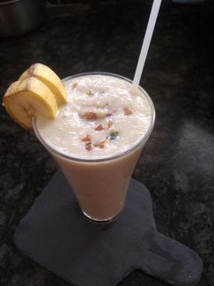 बनाना मिल्क शेक (banana milkshake recipe in marathi) रेसिपी चे मुख्य फोटो 