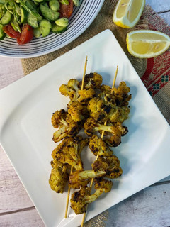 صورة لوصفة قرنبيط مشوي على الصاج بتتبيلة الفلفل الاحمر 🥦🌶️