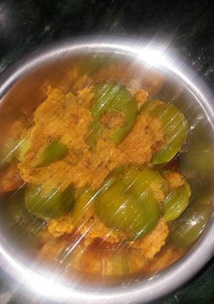 स्टफ्ड शिमला मिर्ची (Stuffed shimla mirchi recipe in hindi) रेसिपी मुख्य फोटो
