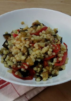 O poză a rețetei Paste (Fregula) cu vinete și ardei.