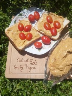 O poză a rețetei Pate de avocado cu roșii Cherry.