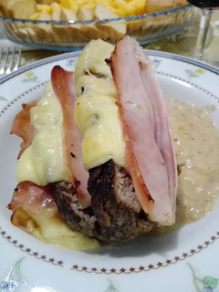 Una foto de Silla de ternera Orloff con jamón y queso