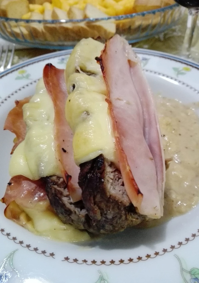 Una foto de Silla de ternera Orloff con jamón y queso