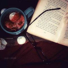 A picture of Hot chocolate with cinnamon flavor.