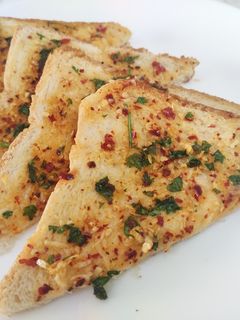 கார்லிக் பிரட் (Garlic Bread recipe in tamil) செய்முறை முக்கிய புகைப்படம்