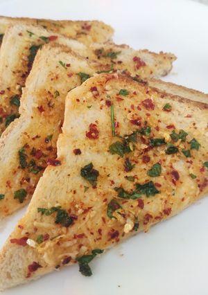 கார்லிக் பிரட் (Garlic Bread recipe in tamil) செய்முறை முக்கிய புகைப்படம்