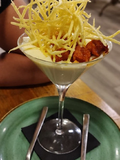 Una foto de Copa de crema de patatas, huevo frito y chistorras