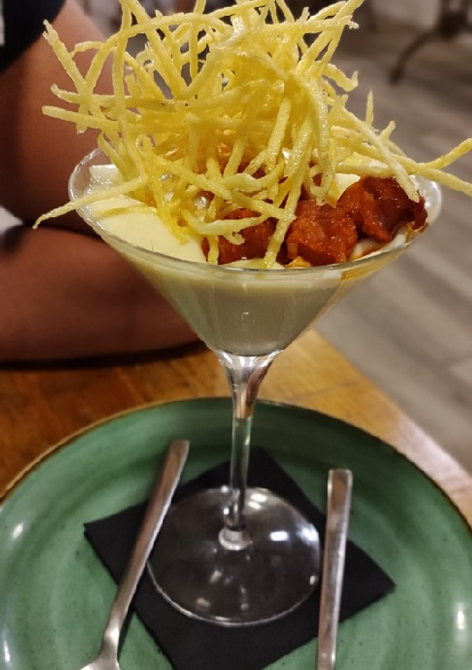 Una foto de Copa de crema de patatas, huevo frito y chistorras