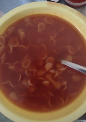Una foto de Sopa de moñito hecha con puré de tomate 🍅 y cilantro 😋😋