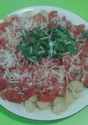 Foto principal de Tiburones con salsa napolitana, albahaca fresca y queso parmesano 🇮🇹