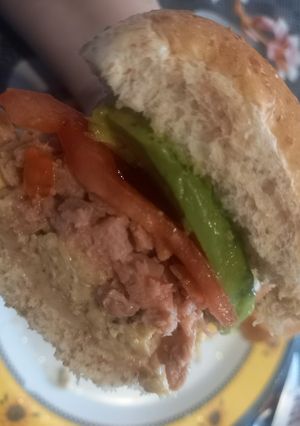 Una foto de Sándwich de Huevo Revuelto y Atún