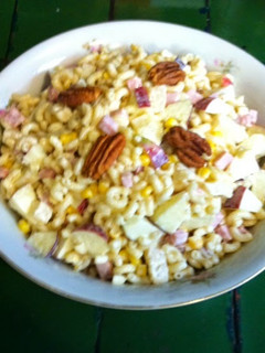 Una foto de Ensalada de coditos navideña