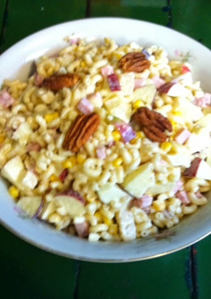 Una foto de Ensalada de coditos navideña