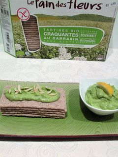 Una foto de Paté de aguacate con hierba de trigo en polvo-veggie
