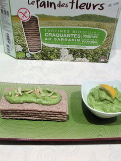 Una foto de Paté de aguacate con hierba de trigo en polvo-veggie