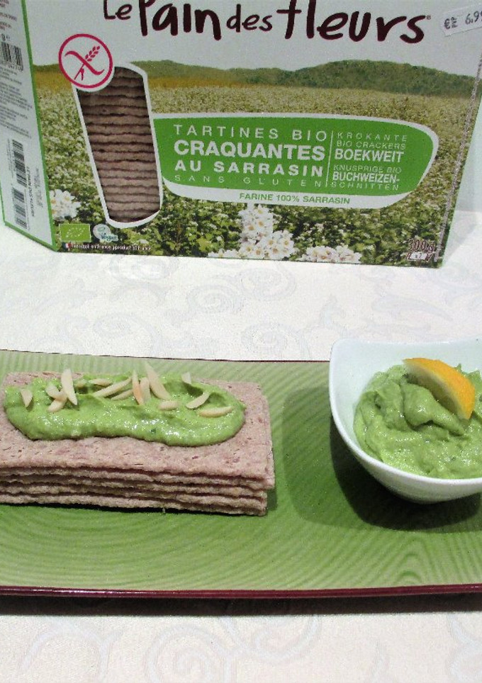 Una foto de Paté de aguacate con hierba de trigo en polvo-veggie
