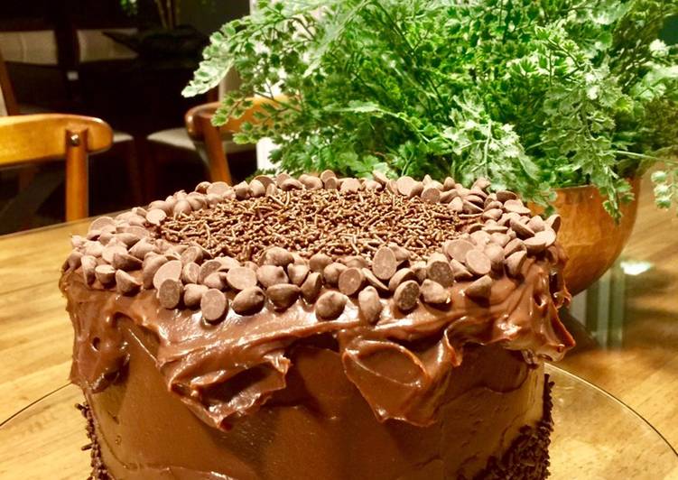 Bolo amanteigado com cobertura de chocolate