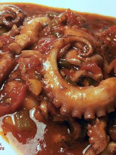 Una foto de Pulpitos en salsa de tomates y pimientos