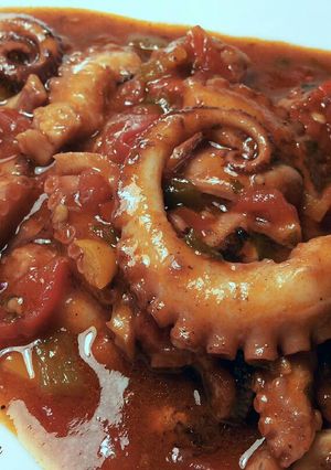 Una foto de Pulpitos en salsa de tomates y pimientos