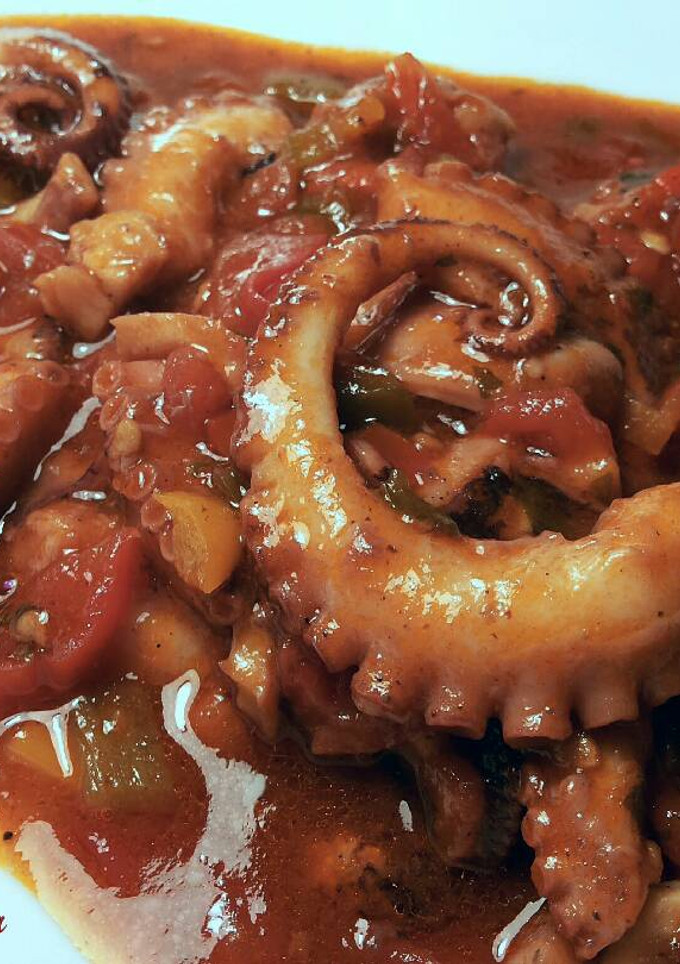 Una foto de Pulpitos en salsa de tomates y pimientos