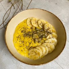 A picture of Mango banana smoothie bowl.