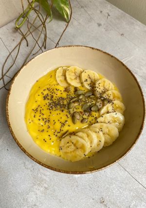 A picture of Mango banana smoothie bowl.