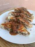 Bikini de carrilleras con mostaza y queso gouda
