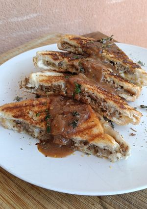 Una foto de Bikini de carrilleras con mostaza y queso gouda