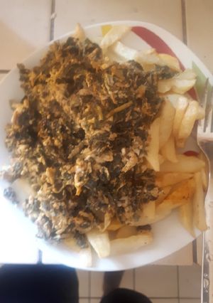 A picture of Irish potato chips with vegetable egg sauce.