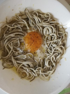 Una foto de Gulas al ajillo c/ huevo frito al microondas