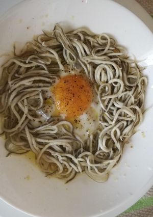 Una foto de Gulas al ajillo c/ huevo frito al microondas