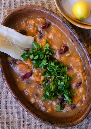 Una foto de Jopara (/yopará/) Suculenta y reconfortante sopa guaraní de porotos colorados y maíz blanco 🫘🌽