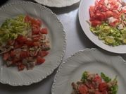 Una foto de ensalada de pollo con lechuga