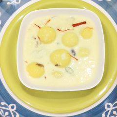 A picture of Angoori rasmalai.
