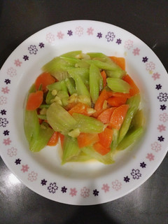 涼拌味增西芹(方便素)(涼拌菜)(快速料理)(簡單料理) 的食譜成品照片