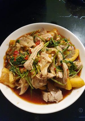 Hình của món Thịt gà xé trộn cay.