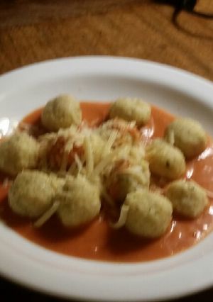 Una foto de Ñoquis rellenos con queso parmesano