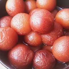 A picture of Bread gulab jamun.