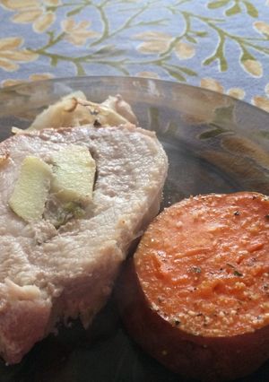 Una foto de Peceto al horno sobre colchón de repollo mechado con Manzana y Morrón con Boniatos