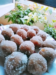 चूरमा लड्डू (Churma Laddu recipe in Hindi) रेसिपी मुख्य फोटो