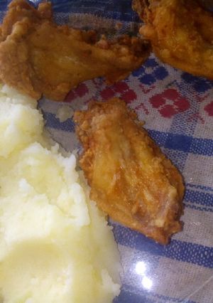 Una foto de Alitas fritas con puré de papas