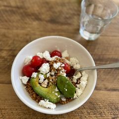 A picture of 🥗 Spelt, Avocado, Tomatoes, Feta Salad.