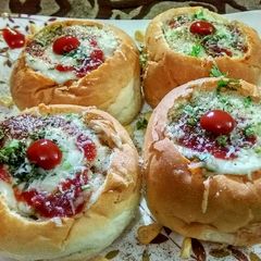 A picture of Cheesy veg pockets buns.