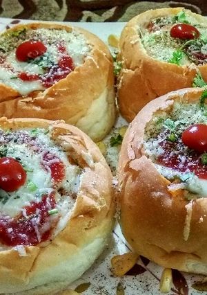 A picture of Cheesy veg pockets buns.