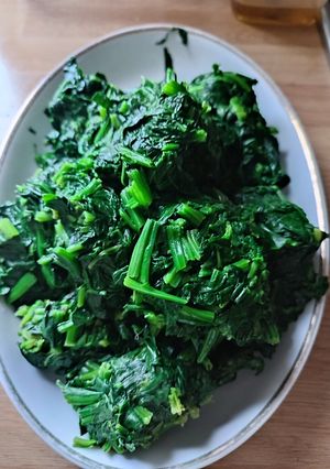 A picture of Blanched spinach.