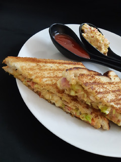 વેજ માયો સેન્ડવીચ (Veg. Mayo Sandwich Recipe In Gujarati) રેસીપી મુખ્ય ફોટો