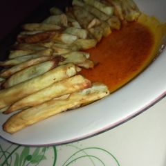 A picture of Fried potato chips and palm oil.