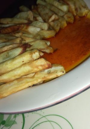 A picture of Fried potato chips and palm oil.