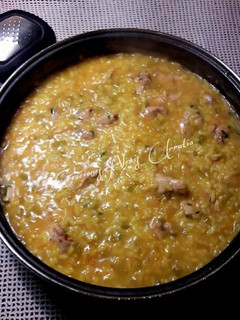 Una foto de Arroz de cuchara con pechuga de pollo y ras el hanout