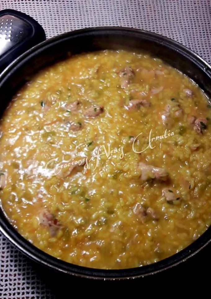 Una foto de Arroz de cuchara con pechuga de pollo y ras el hanout